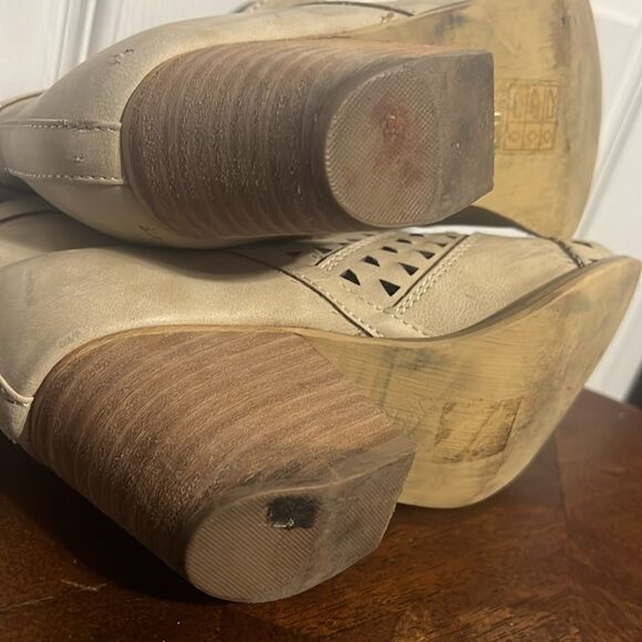🔥 Mi.iM 'Trixi' Ankle Heeled Booties - Cream Color - 3” Rise Heel - Sz 6 - EUC - Picture 8 of 14